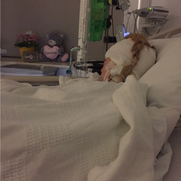 Hi I’m Amber! I started this closet to help my mom with my medical expenses. - Picture 5 of 11